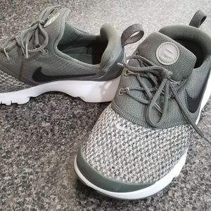 Boys youth nikes